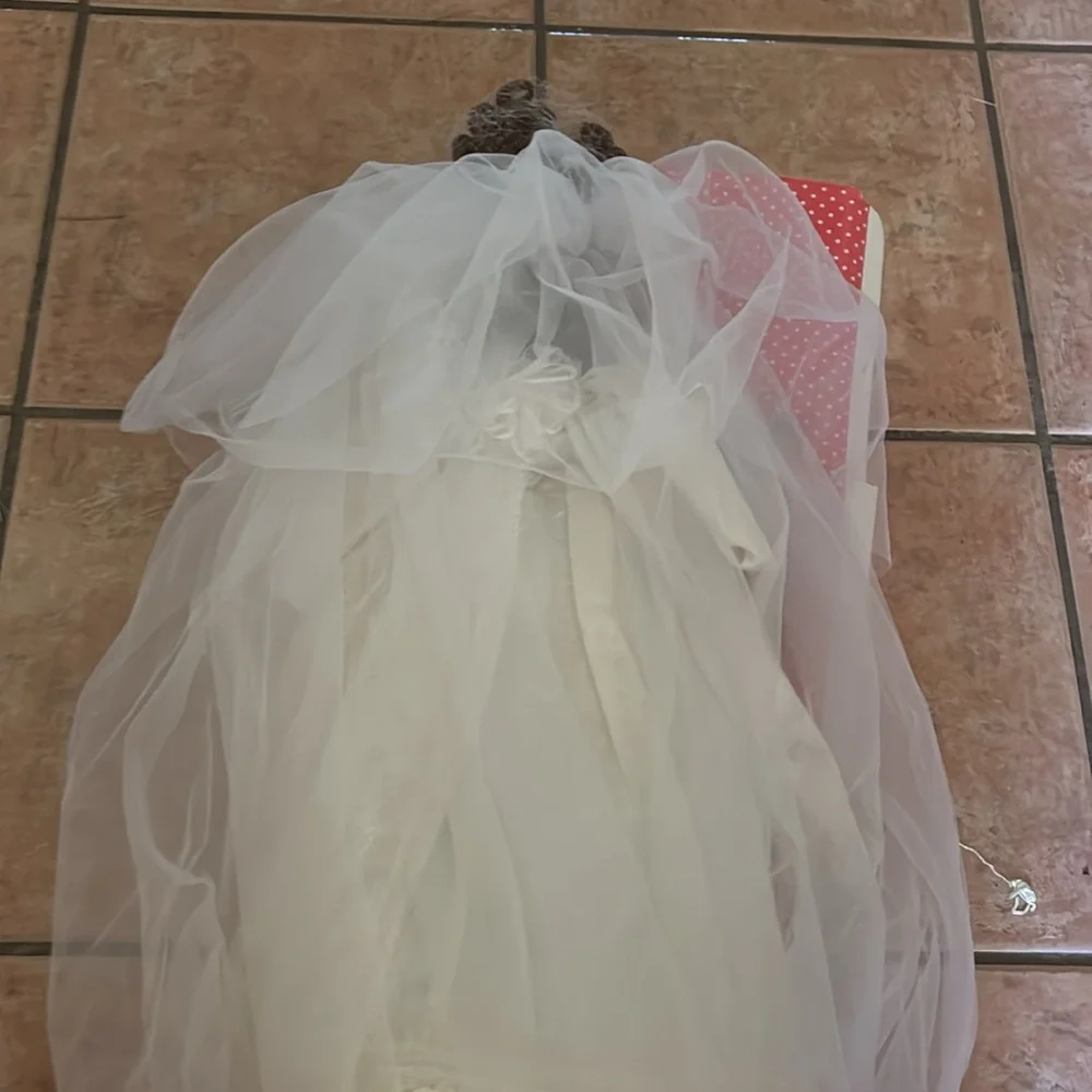 Elegant Cream Porcelain Bride Doll - Picture 5 of 8